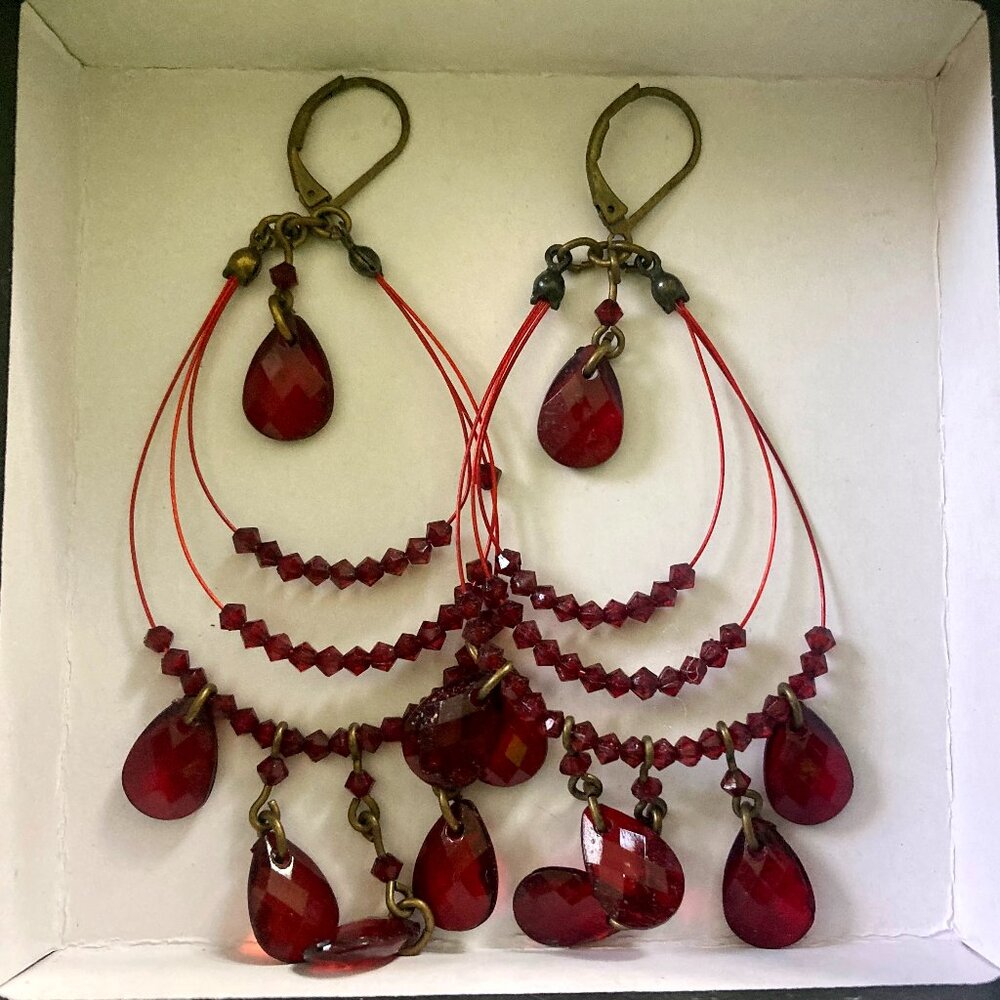 Avon Vintage Beautiful Stylish Faceted Teardrop Pierced Earrings